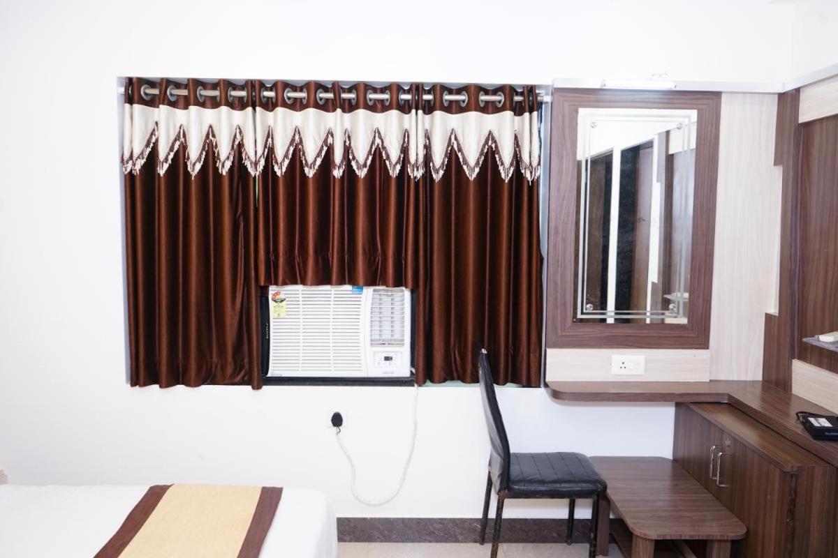 Hotel Gopal Dwārka Екстериор снимка