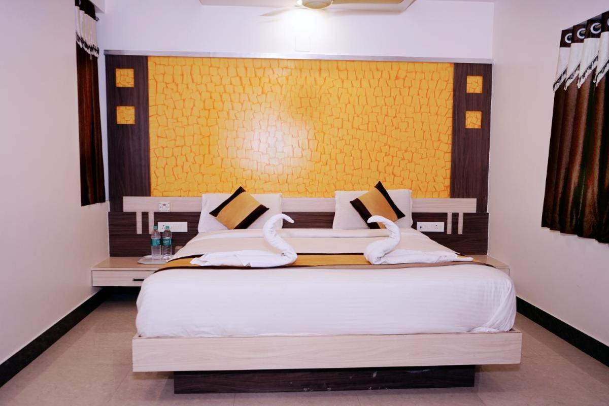 Hotel Gopal Dwārka Екстериор снимка